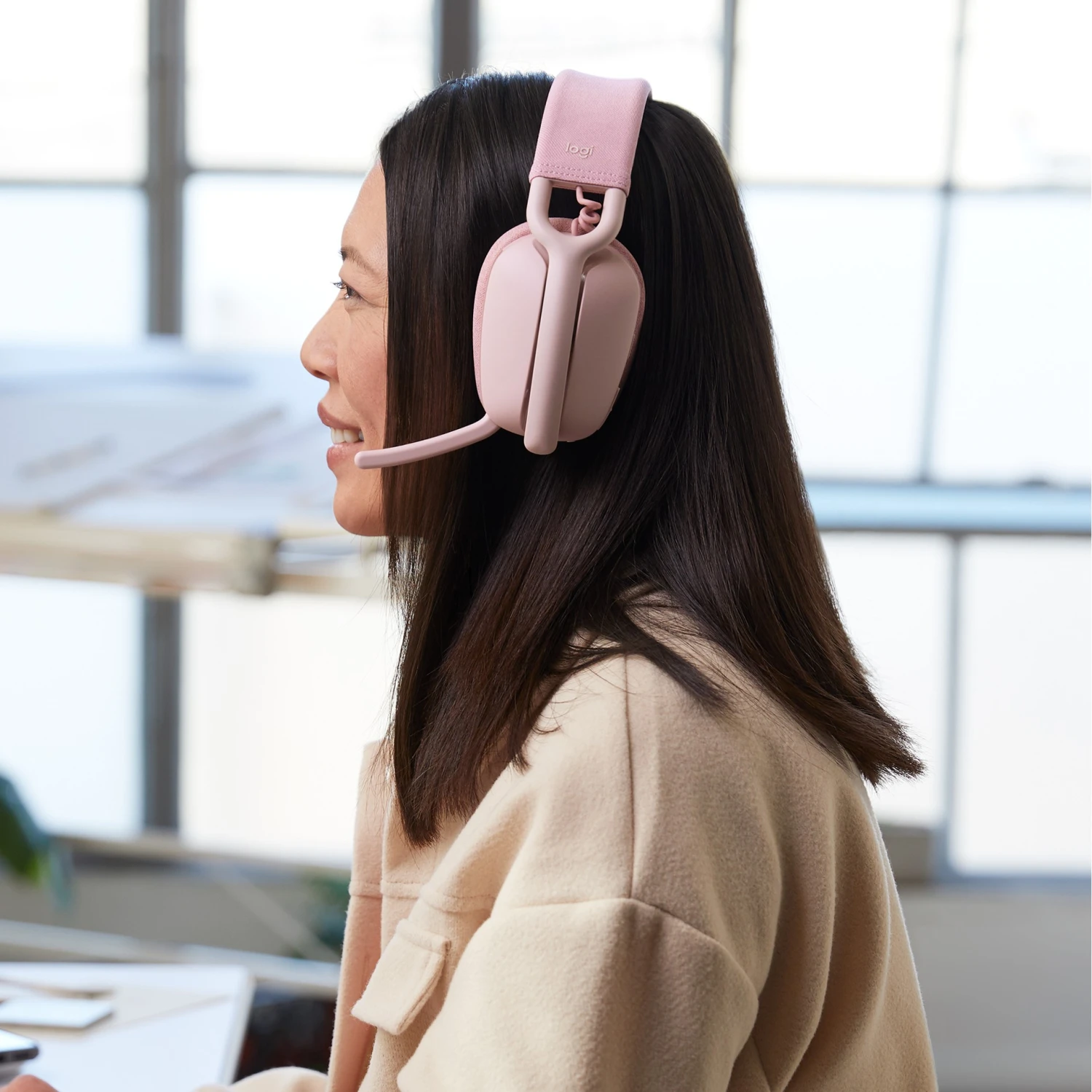 Logitech - Zone Vibe 100 Lightweight Wireless Over Ear Headphones - Noise Canceling Microphone - ROSE 7 Logitech - Zone Vibe 100 Lightweight Wireless Over Ear Headphones - Noise Canceling Microphone - ROSE - Afbeelding 7